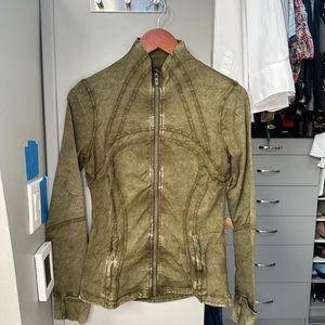 Only worn a few times green Lululemon size 8 zip up.
